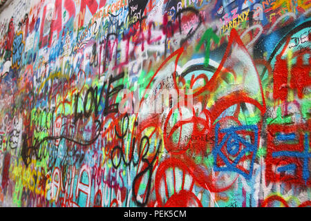 Prague, République tchèque - 2017-10-17 John Lennon wall graffiti la paix à Prague, République Tchèque Banque D'Images