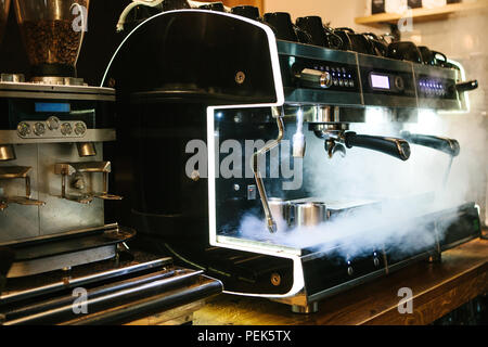 Machine à café avec de la vapeur dans le processus. Banque D'Images