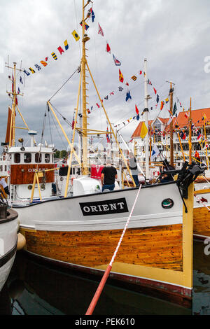 Bateau de pêche ancien combattant s'orienter dans le port de Bergen, Norvège. 2018 Fjordsteam Banque D'Images