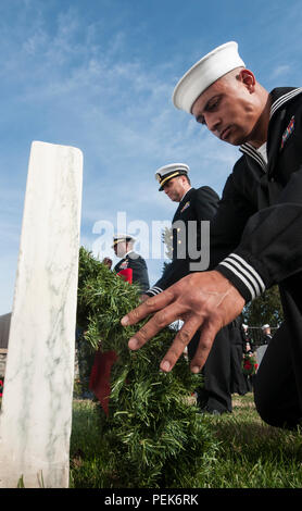 HAMPTON, VIRGINIE (déc. 12, 2015) - Les Marins de déposer des couronnes pour rendre hommage au cours d'une cérémonie à travers l'Amérique des couronnes au Hampton National Cemetery, le 12 décembre. La cérémonie de dépôt faisait partie d'un événement national de rendre hommage aux membres du service, les prisonniers de guerre, les personnes disparues et tous les membres de service actif dans les forces armées. (U.S. Photo par marine Spécialiste de la communication de masse 3 Classe Aaron T. Kiser/libérés) Banque D'Images