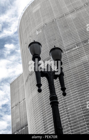 2018, juillet - Sao Paulo, Brésil - vieille lampe de rue, symbole du centre ville de la ville de Sao Paulo, en face du célèbre immeuble Copan, projetée par Banque D'Images