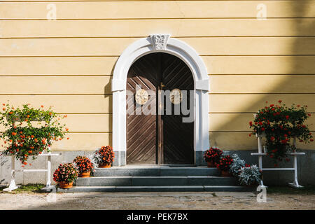 Belles portes cintrées avec éléments de décoration et de fleurs de chaude journée ensoleillée Banque D'Images