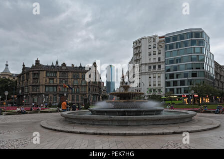 Moyua ou elliptique place dans le quartier d'Abando de Bilbao, Espagne. Banque D'Images