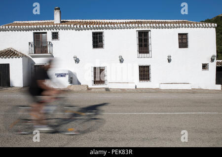 Montes de Malaga, Espagne - Juillet 8th, 2018 : Biker croisement par hosterly Fornalutx, la plus ancienne active andalou inn Banque D'Images