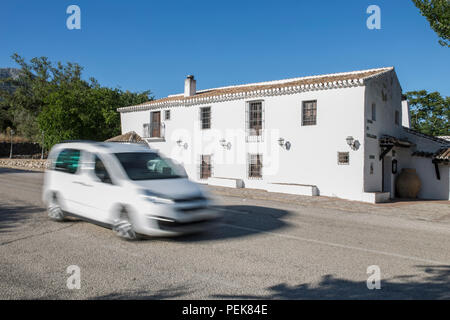 Montes de Malaga, Espagne - Juillet 8th, 2018 : voiture en traversant la plus ancienne hosterly Fornalutx inn andalou actif, Malaga, Espagne Banque D'Images