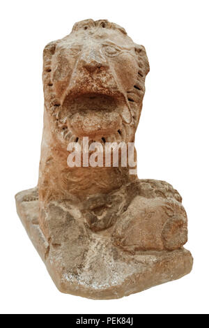 Séville, Espagne - 7 juillet 2018 : Iberian sculpture représentant un lion tenant une tête de vérin au Musée archéologique de Séville, Andalousie, Espagne Banque D'Images