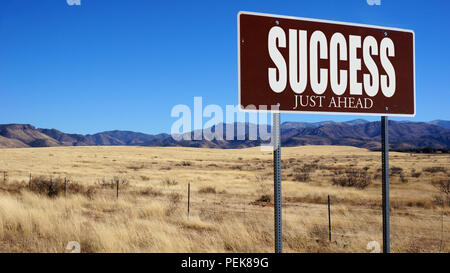 Succès juste avant brown road sign avec ciel bleu et désert Banque D'Images