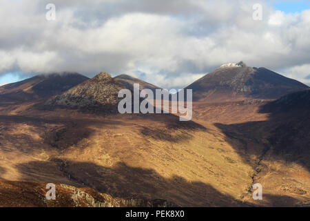 La montagne Slieve Bearnagh Doan et vu de l'Slievenaglogh dans la montagne des montagnes de Mourne, N.Ireland. Banque D'Images