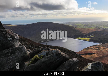 Réservoir de la vallée silencieuse vu de l'Slievenaglogh dans la montagne des montagnes de Mourne, N.Ireland. Banque D'Images