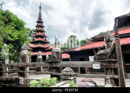 INWA (AVA), Myanmar — le monastère de Bagaya (Bagaya Kyaung) a été construit en 1834 sous le règne du roi Bagyidaw. Il est entièrement construit en teck, avec 267 poteaux géants en teck, dont la plus grande est de 60 pieds de haut et 9 pieds de circonférence. Il est situé dans l'ancienne région de la capitale royale d'Inwa (Ava), non loin de Mandalay. Banque D'Images