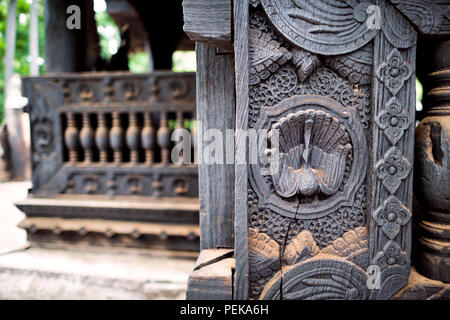 INWA (AVA), Myanmar — des sculptures complexes en bois de teck ornent le monastère de Bagaya à Inwa, au Myanmar. Le monastère de Bagaya (également connu sous le nom de Bagaya Kyaung) a été construit en 1834 sous le règne du roi Bagyidaw. Il est entièrement construit en teck, avec 267 poteaux géants en teck, dont la plus grande est de 60 pieds de haut et 9 pieds de circonférence. Il est situé dans l'ancienne région de la capitale royale d'Inwa (Ava), non loin de Mandalay. Banque D'Images