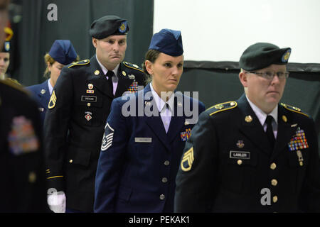 L'ARMÉE AMÉRICAINE L'armée américaine et de membres de la Garde nationale du Dakota du Nord, de droite à gauche, le s.. Thomas Lawler, Master Sgt. Kayla Skelton, le s.. Patrick Grieger et Tech. Le Sgt. Stacey mars Lockwood à l'extérieur de l'aire d'accueil sur la partie officielle au cours de la Garde nationale du Dakota du Nord, de l'adjudant général cérémonie de passation de commandement à la Raymond J. Bohn Armory, Bismarck, N.D., 13 décembre 2015. Le Général Al Dohrmann a pris le commandement du major-général David Sprynczynatyk à la cérémonie avec le général Frank Grass, chef de la Garde Nationale, du Bureau présents pour faire prêter serment. (U.S. Guar National Air Banque D'Images