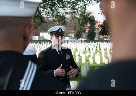 HAMPTON, VIRGINIE (déc. 12, 2015) - l'hôpital Chef Jeffrey Corpsman Gregus parle aux marins lors d'une cérémonie à travers l'Amérique des couronnes au Hampton National Cemetery, le 12 décembre. La cérémonie de dépôt faisait partie d'un événement national de rendre hommage aux membres du service, les prisonniers de guerre, les personnes disparues et tous les membres de service actif dans les forces armées. (U.S. Photo par marine Spécialiste de la communication de masse 3 Classe Aaron T. Kiser/libérés) Banque D'Images