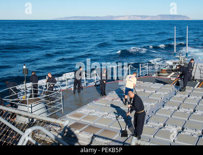 151215-N-GW139-001 OCÉAN PACIFIQUE (déc. 15, 2015) - Les marins affectés à Ticonderoga-classe croiseur lance-missiles USS Princeton (CG-59) mener un lavage à l'eau douce vers le bas sur la partie arrière du pont de missiles. Princeton est actuellement en cours d'événements d'essais opérationnels en vue de leur prochain déploiement. (U.S. Photo par marine Spécialiste de la communication de masse Eric 3e classe/batardeaux) Parution Banque D'Images