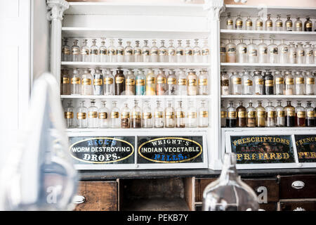 Stabler-Leadbeater Apothecary Antique Medicine Bottles Alexandria // ALEXANDRIA, Virginie, États-Unis — le musée historique Stabler-Leadbeater Apothecary est conservé sur South Fairfax Street, sa façade du XVIIIe siècle témoigne de l'héritage colonial de la vieille ville d'Alexandria. À l'intérieur, les étagères bordées de bouteilles de médicaments antiques, d'herbes et d'équipements pharmaceutiques offrent un aperçu des premières pratiques médicinales américaines. Banque D'Images