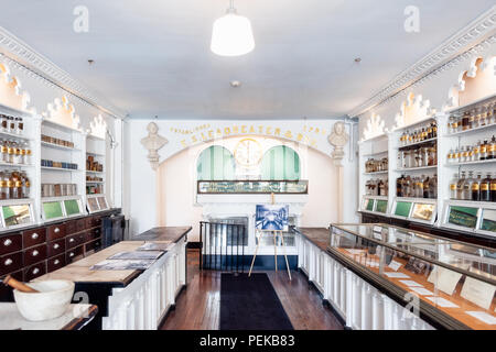 Stabler-Leadbeater Apothecary Museum intérieur Alexandria Virginia / ALEXANDRIA, Virginie, États-Unis — le Stabler-Leadbeater Apothecary Museum est conservé sur South Fairfax Street, sa façade du XVIIIe siècle témoigne de l'héritage colonial de la vieille ville d'Alexandria. À l'intérieur, les étagères bordées de bouteilles de médicaments antiques, d'herbes et d'équipements pharmaceutiques offrent un aperçu des premières pratiques médicinales américaines. Banque D'Images