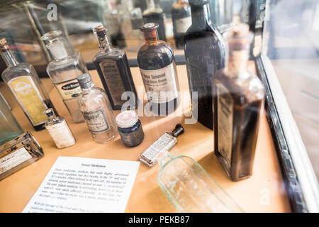 Stabler-Leadbeater Apothecary Museum bouteilles de médecine antique Alexandria Virginia // ALEXANDRIA, Virginie, États-Unis — le Stabler-Leadbeater Apothecary Museum est conservé sur South Fairfax Street, sa façade du XVIIIe siècle témoigne de l'héritage colonial de la vieille ville d'Alexandria. À l'intérieur, les étagères bordées de bouteilles de médicaments antiques, d'herbes et d'équipements pharmaceutiques offrent un aperçu des premières pratiques médicinales américaines. Banque D'Images