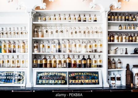 Stabler-Leadbeater Apothecary Antique Medicine Bottles Alexandria Virginie // ALEXANDRIA, Virginie, États-Unis — le musée historique Stabler-Leadbeater Apothecary est conservé sur South Fairfax Street, sa façade du XVIIIe siècle témoigne de l'héritage colonial de la vieille ville d'Alexandria. À l'intérieur, les étagères bordées de bouteilles de médicaments antiques, d'herbes et d'équipements pharmaceutiques offrent un aperçu des premières pratiques médicinales américaines. Banque D'Images