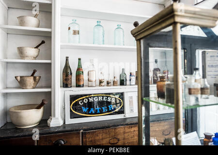 Stabler-Leadbeater Apothecary Museum bouteilles de médecine antique Alexandria Virginia // ALEXANDRIA, Virginie, États-Unis — le Stabler-Leadbeater Apothecary Museum est conservé sur South Fairfax Street, sa façade du XVIIIe siècle témoigne de l'héritage colonial de la vieille ville d'Alexandria. À l'intérieur, les étagères bordées de bouteilles de médicaments antiques, d'herbes et d'équipements pharmaceutiques offrent un aperçu des premières pratiques médicinales américaines. Banque D'Images