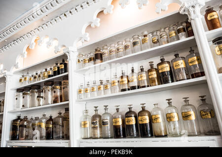 Stabler-Leadbeater Apothecary Museum bouteilles de médecine antique Alexandria Virginia // ALEXANDRIA, Virginie, États-Unis — le Stabler-Leadbeater Apothecary Museum est conservé sur South Fairfax Street, sa façade du XVIIIe siècle témoigne de l'héritage colonial de la vieille ville d'Alexandria. À l'intérieur, les étagères bordées de bouteilles de médicaments antiques, d'herbes et d'équipements pharmaceutiques offrent un aperçu des premières pratiques médicinales américaines. Banque D'Images