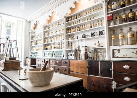 Stabler-Leadbeater Apothecary Museum bouteilles de médecine antique Alexandria Virginia // ALEXANDRIA, Virginie, États-Unis — le Stabler-Leadbeater Apothecary Museum est conservé sur South Fairfax Street, sa façade du XVIIIe siècle témoigne de l'héritage colonial de la vieille ville d'Alexandria. À l'intérieur, les étagères bordées de bouteilles de médicaments antiques, d'herbes et d'équipements pharmaceutiques offrent un aperçu des premières pratiques médicinales américaines. Banque D'Images