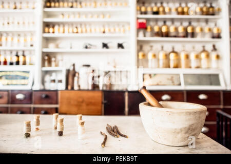 Stabler-Leadbeater Apothecary Museum intérieur Alexandria Virginia / ALEXANDRIA, Virginie, États-Unis — le Stabler-Leadbeater Apothecary Museum est conservé sur South Fairfax Street, sa façade du XVIIIe siècle témoigne de l'héritage colonial de la vieille ville d'Alexandria. À l'intérieur, les étagères bordées de bouteilles de médicaments antiques, d'herbes et d'équipements pharmaceutiques offrent un aperçu des premières pratiques médicinales américaines. Banque D'Images