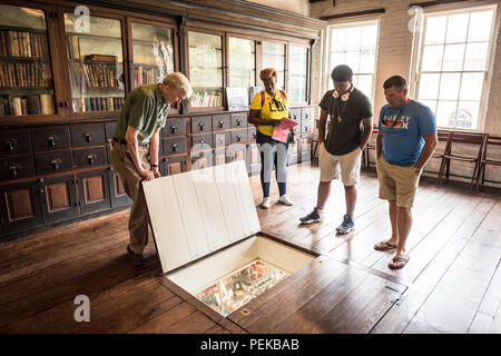 Stabler-Leadbeater Apothecary Museum Medicine Display Alexandria Virginie // ALEXANDRIA, Virginie, États-Unis — le musée historique Stabler-Leadbeater Apothecary Museum est conservé sur South Fairfax Street, sa façade du XVIIIe siècle témoigne de l'héritage colonial de la vieille ville d'Alexandria. À l'intérieur, les étagères bordées de bouteilles de médicaments antiques, d'herbes et d'équipements pharmaceutiques offrent un aperçu des premières pratiques médicinales américaines. Banque D'Images