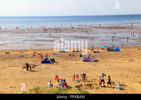 Old Hunstanton, familles, bassin pour enfants, bains de soleil, plage de sable à marée basse, Norfolk, UK Banque D'Images