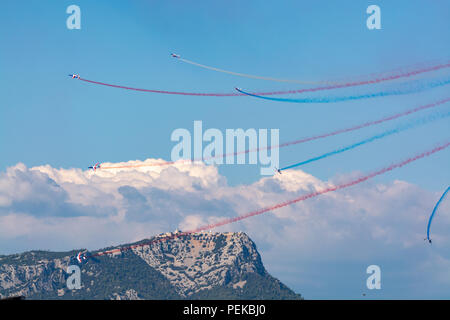 Toulon, FRANCE - 15 août 2018 : Patrouille de France, l'équipe de démonstration aérienne, célèbre démonstration de l'armée de l'air française, les Alpha jets de la Patrouille de France j Banque D'Images