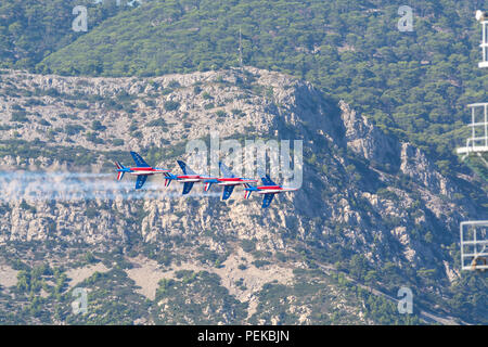 Toulon, FRANCE - 15 août 2018 : Patrouille de France, l'équipe de démonstration aérienne, célèbre démonstration de l'armée de l'air française, les Alpha jets de la Patrouille de France j Banque D'Images