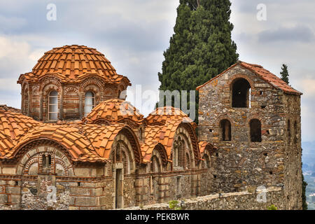 Dans le monastère byzantin médiéval ville fantôme-château de Mystras, Péloponnèse, Grèce Banque D'Images