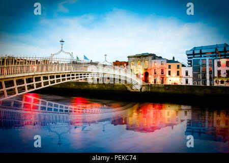 Voir l'historique de Ha'penny Bridge Dublin Banque D'Images