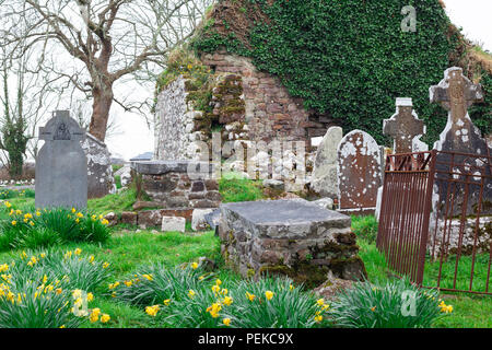 Vue sur le vieux cimetière irlandais ruines dans la campagne de l'Irlande Banque D'Images