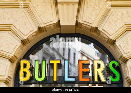 Wiesbaden, Allemagne - 03 juin 2018 : BUTLERS logo sur une façade. Butlers GmbH & Co KG est une chaîne de magasins de style allemand qui vend des articles pour la maison, déco Banque D'Images