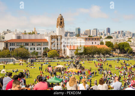 SAN FRANCISCO, CA - JUILLET, 04, 2017 : Mission Dolores Park panorama de San Francisco. SF est la plus densément peuplée de grandes ville de Californie. Banque D'Images