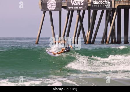 Makai McNamara en compétition dans l'US Open de surf 2018 Banque D'Images