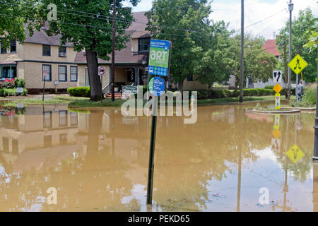 BILTMORE VILLAGE, NORTH CAROLINA, USA - 30 MAI 2018 : Une rue inondée à Biltmore Village couvrant les trottoirs et la route après de fortes pluies Banque D'Images