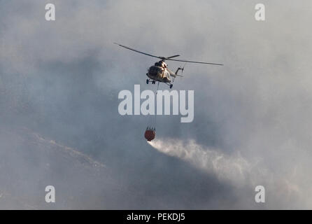 L'eau chute d'hélicoptère sur les incendies de forêt Banque D'Images