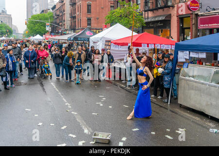 Dancer performing sur une rue de New York City Banque D'Images