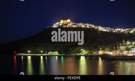Photo de nuit du château et Chora Astypalaia, en Grèce. Tiré du vieux port au cours du mois d'août. Banque D'Images