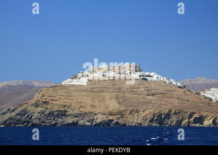 En vue de la forteresse de l'île, Astypalaia voile tout en laissant pour une excursion d'une journée. Tourné en août. Banque D'Images