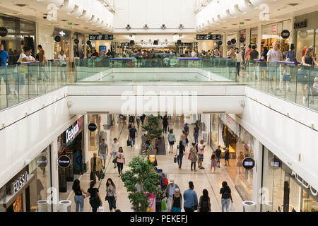 Intérieur du centre commercial Les Quatre Temps à la défense de Paris, France. Banque D'Images