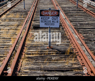 "Attention Garder hors' panneau d'avertissement/notice de sécurité sur le poste en milieu de voie ferrée sur old pier 43, où les trains étaient charger sur ferries - San Francisco Banque D'Images