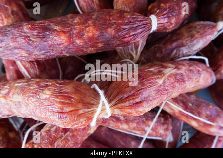 Fond de bien-être. Matières premières des aliments sains produits frais bio at a market stall. Pas de personnes. Banque D'Images