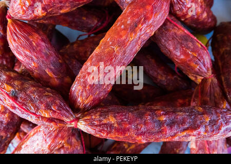 Fond de bien-être. Matières premières des aliments sains produits frais bio at a market stall. Pas de personnes. Banque D'Images