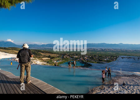 Pamukkale, Turquie - 06 juin 2018:Les touristes marche à Pamukkale (château de coton) piscines travertin Banque D'Images