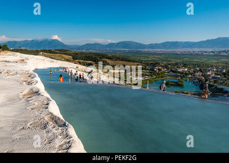 Pamukkale, Turquie - 06 juin 2018:Les touristes marche à Pamukkale (château de coton) piscines travertin Banque D'Images