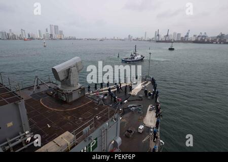 180814-N-GX781-0005 Cartagena, Colombie (16 août 2000 14, 2018) Le Island-Class Whidbey Landing Ship Dock USS Gunston Hall (LSD 44) arrive à Carthagène, Colombie pour un service au port. Le navire est en déploiement des Mers du Sud, qui est un déploiement de collaboration annuel dans le U.S. Southern Command zone de responsabilité où un groupe se déployer pour effectuer une variété d'exercices et échanges multinationales d'accroître l'interopérabilité, d'accroître la stabilité régionale, et de construire et maintenir des relations régionales avec les pays de la région par des multinationales, et je Banque D'Images