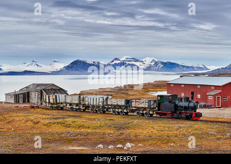 Vieux train de charbon et de l'extrême nord de la vue et de règlement civil fonctionnel Ny-Ålesund sur le paysage avec les trois crones, Svalbard ou Spitsb Banque D'Images