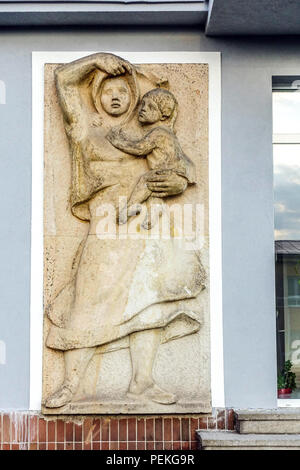 Femme de secours avec un enfant. Ostrov nad Ohri, une ville construite dans le style du réalisme socialiste dans les années 1950. République tchèque Banque D'Images